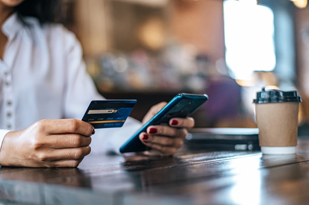 Dívida de cartão de crédito: entenda o limite dos juros e quando o valor não pode ultrapassar o dobro do valor devido.
